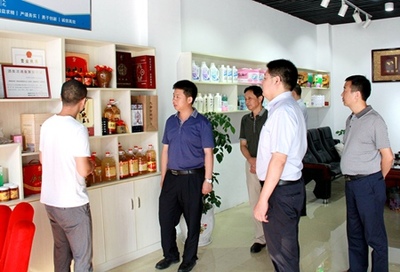 紀道清調研房縣電子商務平臺建設工作